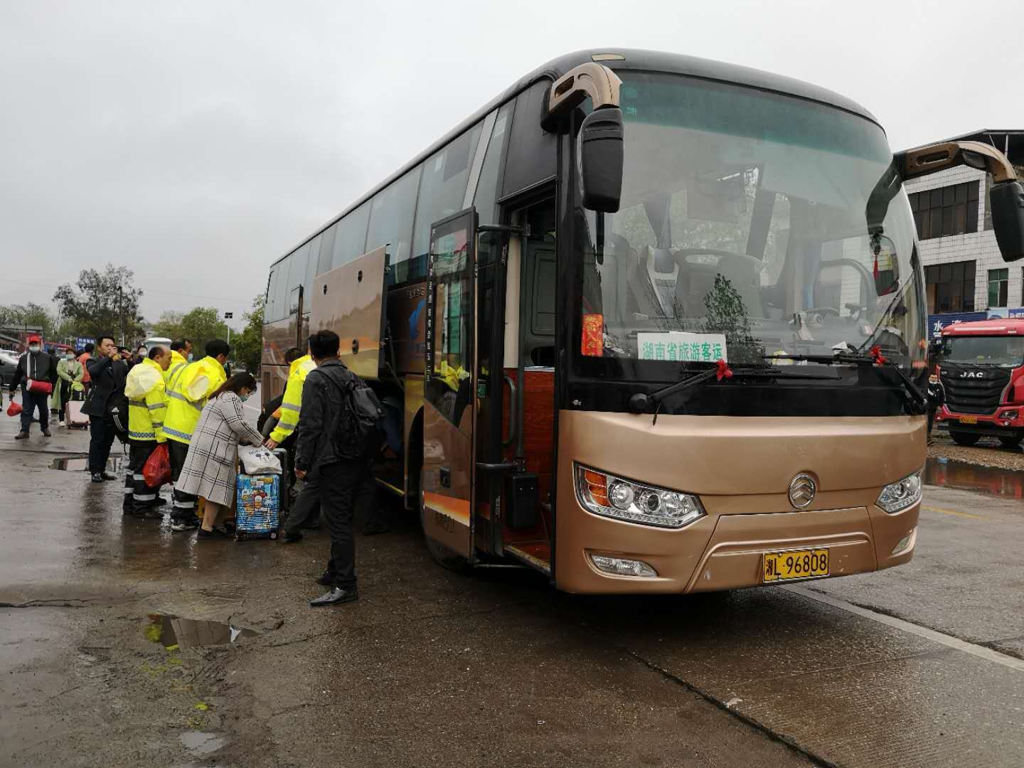 郴汽集團(tuán)緊急疏散轉(zhuǎn)運T179次列車旅客